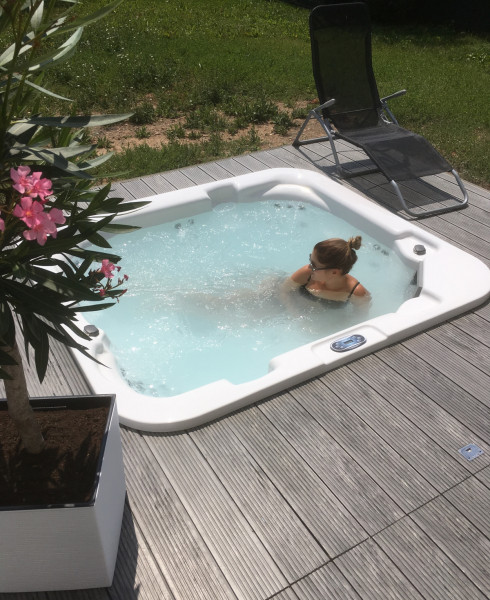 Outdoor Whirlpool Spa vasca idromassaggio realizzato in Germania Weiss + marrone chiaro con 39 ugelli da massaggio + riscaldamento + ozono per 5 persone